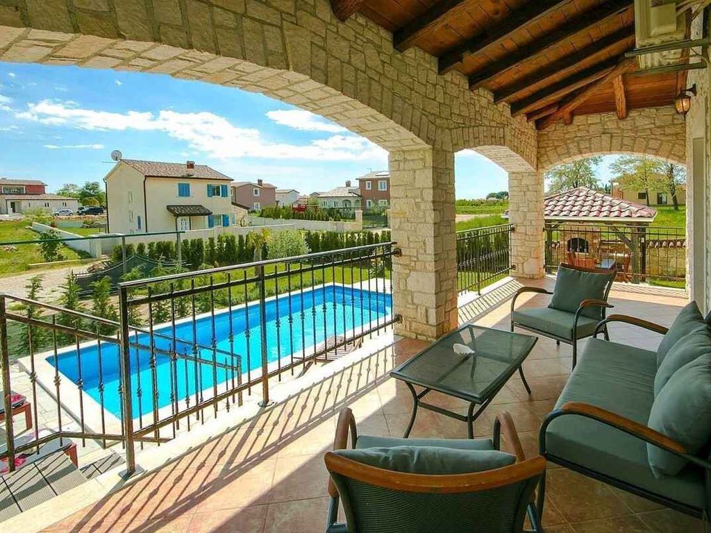 Villa mit Garten, Klimaanlage und Außenpool