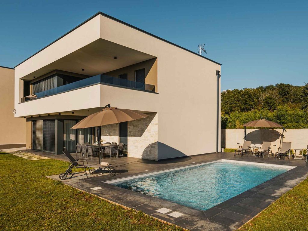 Villa mit Klimaanlage und Außenpool