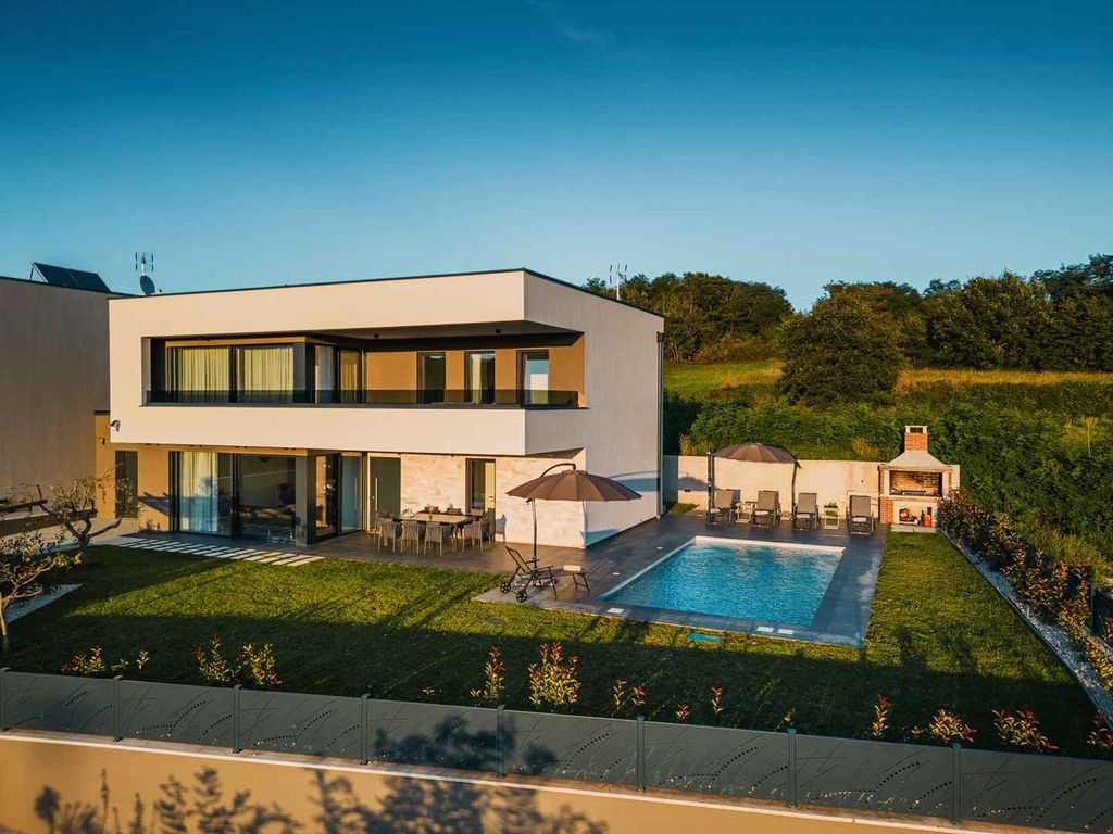 Villa mit Klimaanlage und Außenpool