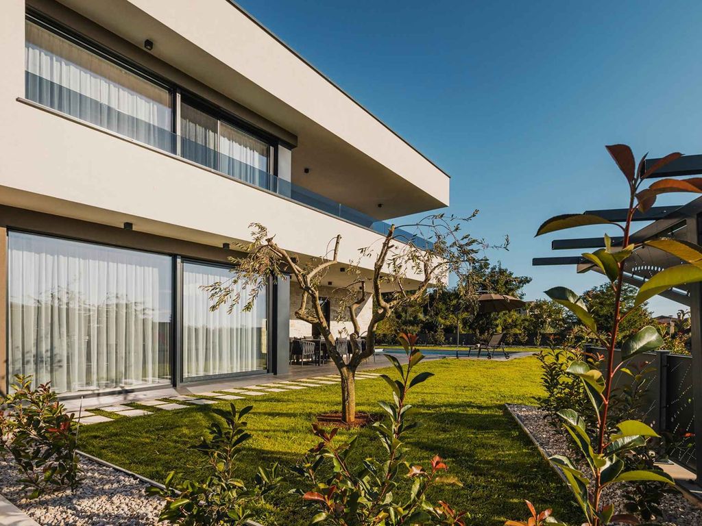 Villa mit Klimaanlage und Außenpool
