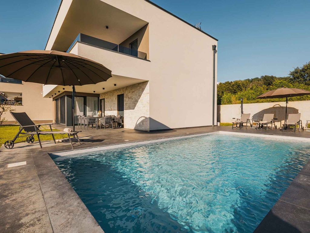 Villa mit Klimaanlage und Außenpool