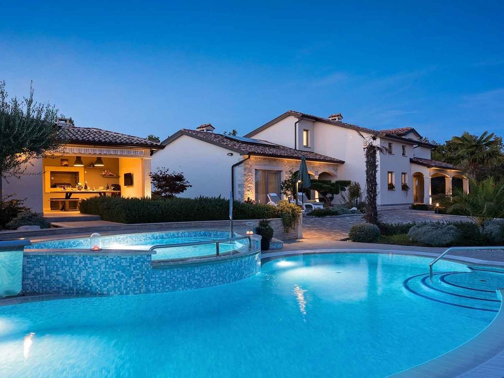 Villa mit Klimaanlage und Außenpool