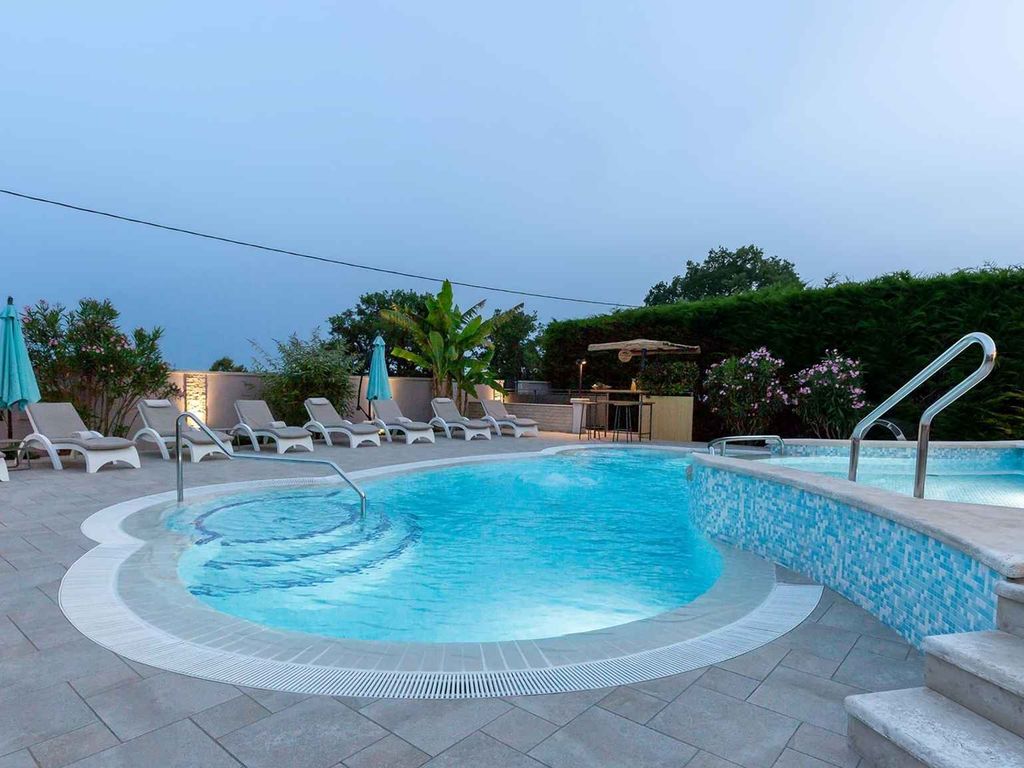 Villa mit Klimaanlage und Außenpool