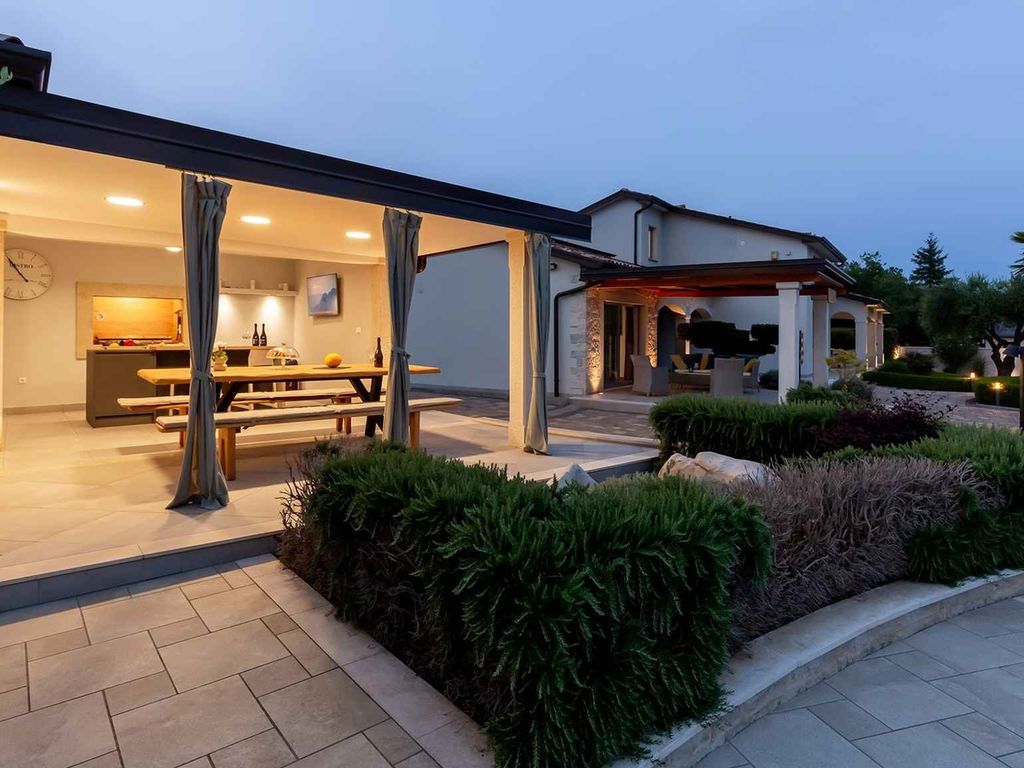 Villa mit Klimaanlage und Außenpool