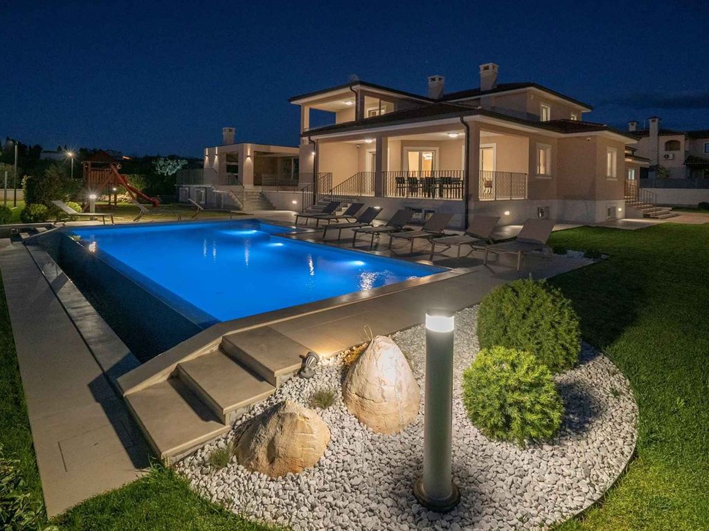 FerienHaus mit Klimaanlage und Außenpool