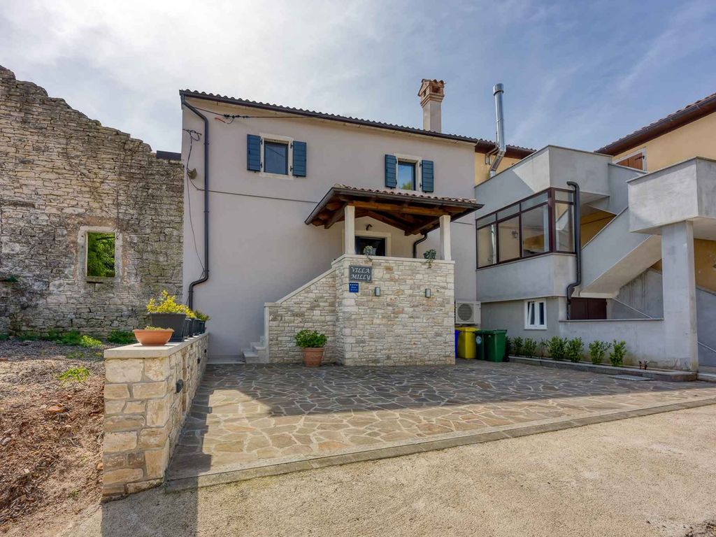 Villa mit Swimmingpool und Grill