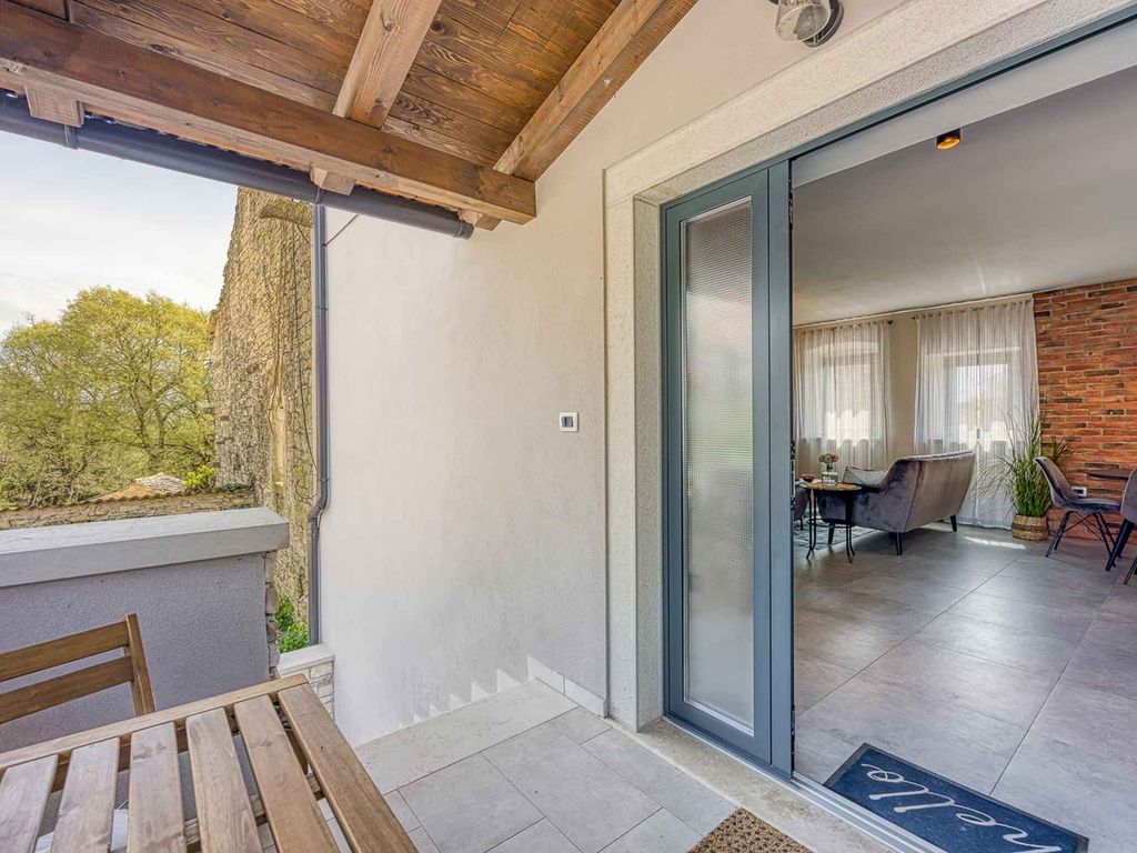 Villa mit Swimmingpool und Grill