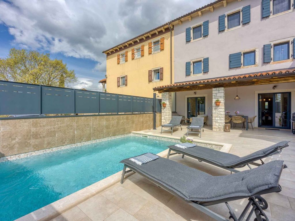 Villa mit Swimmingpool und Grill