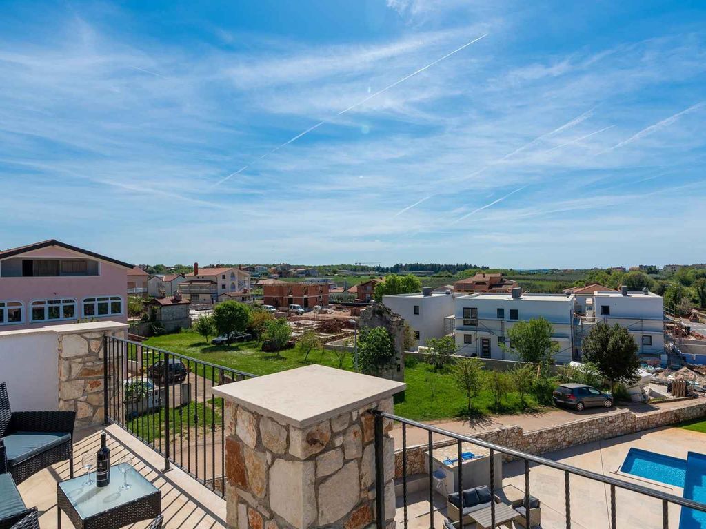 Ferienwohnung mit Gemeinschaftspool, Klimaanlage und Meerblick