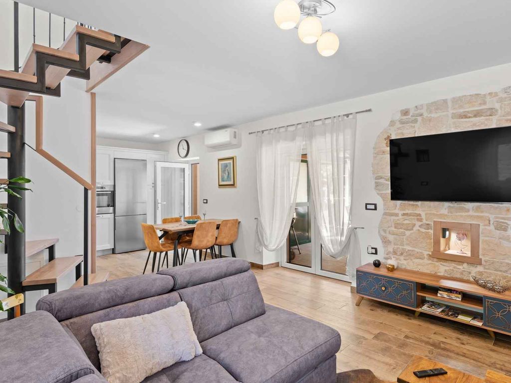Ferienhaus mit überdachter Terrasse und Grillplatz im Garten