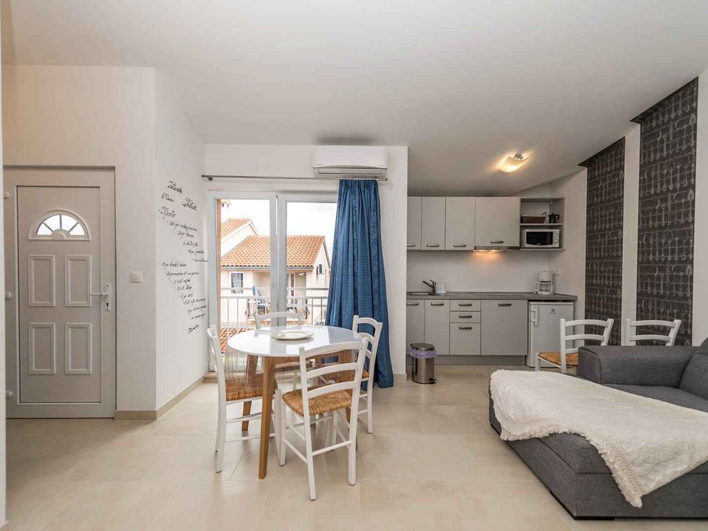 Ferienwohnung mit Gemeinschaftspool und Klimaanlage