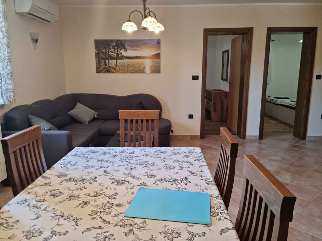Eine komfortable, schön eingerichtete Ferienwohnung mit zwei Schlafzimmern auf einem Landgut