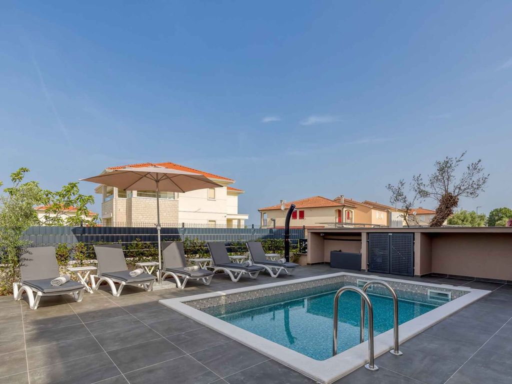 Apartment mit drei Schlafzimmern für 5 Personen und privatem Pool in Vabriga