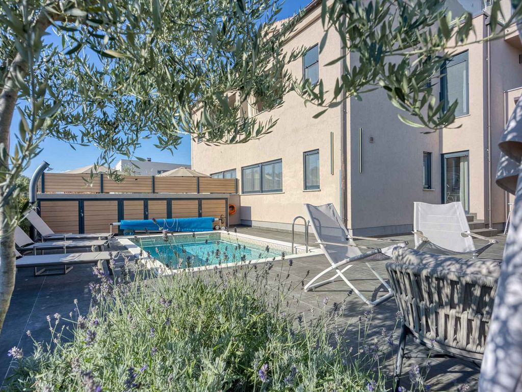 Apartment mit drei Schlafzimmern für 5 Personen und privatem Pool in Vabriga