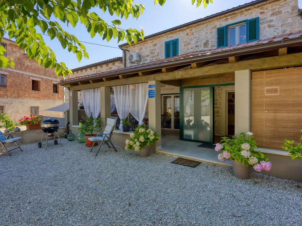 Charmantes, renoviertes und modern ausgestattetes Steinhaus in Vabriga für 4 Personen