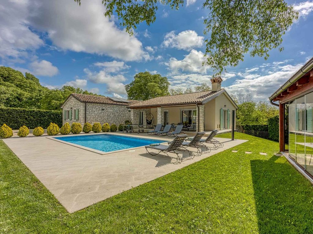 Villa mit Swimmingpool, Sauna, Whirlpool und Sommerküche