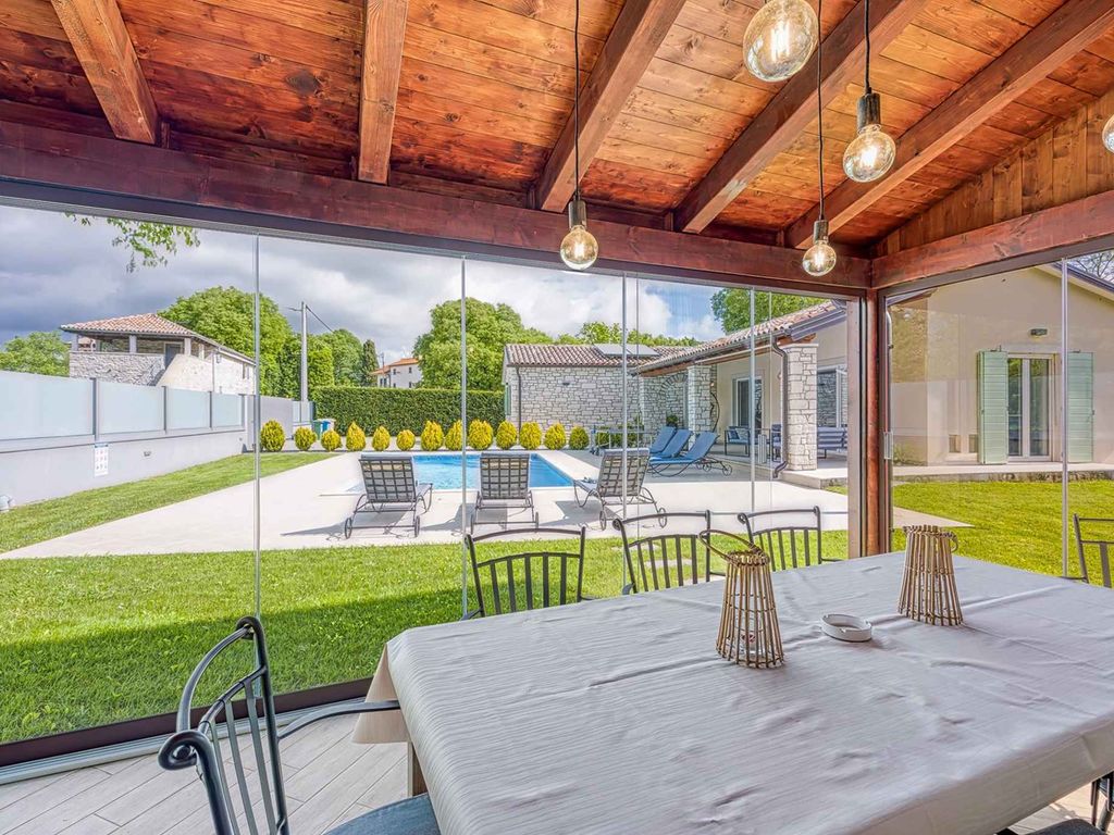 Villa mit Swimmingpool, Sauna, Whirlpool und Sommerküche