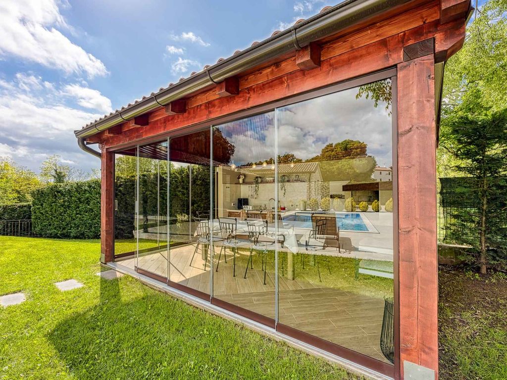 Villa mit Swimmingpool, Sauna, Whirlpool und Sommerküche