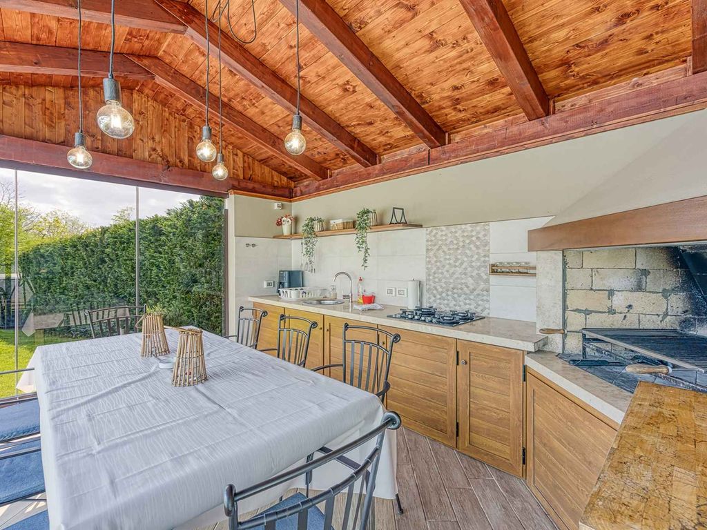 Villa mit Swimmingpool, Sauna, Whirlpool und Sommerküche