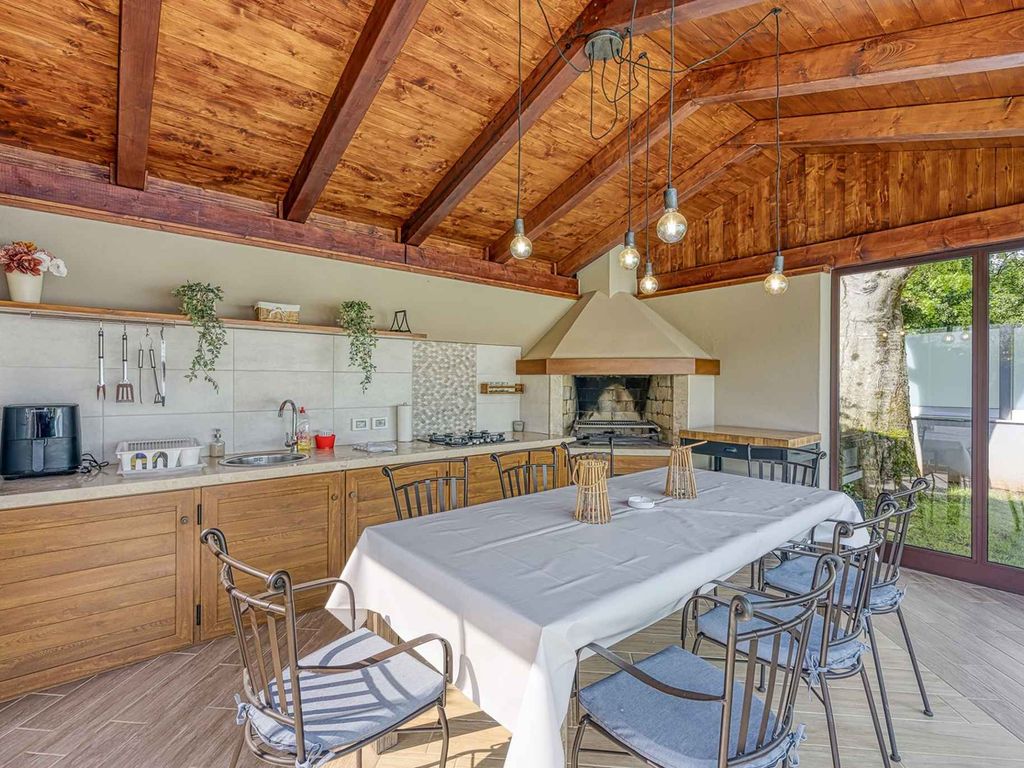 Villa mit Swimmingpool, Sauna, Whirlpool und Sommerküche