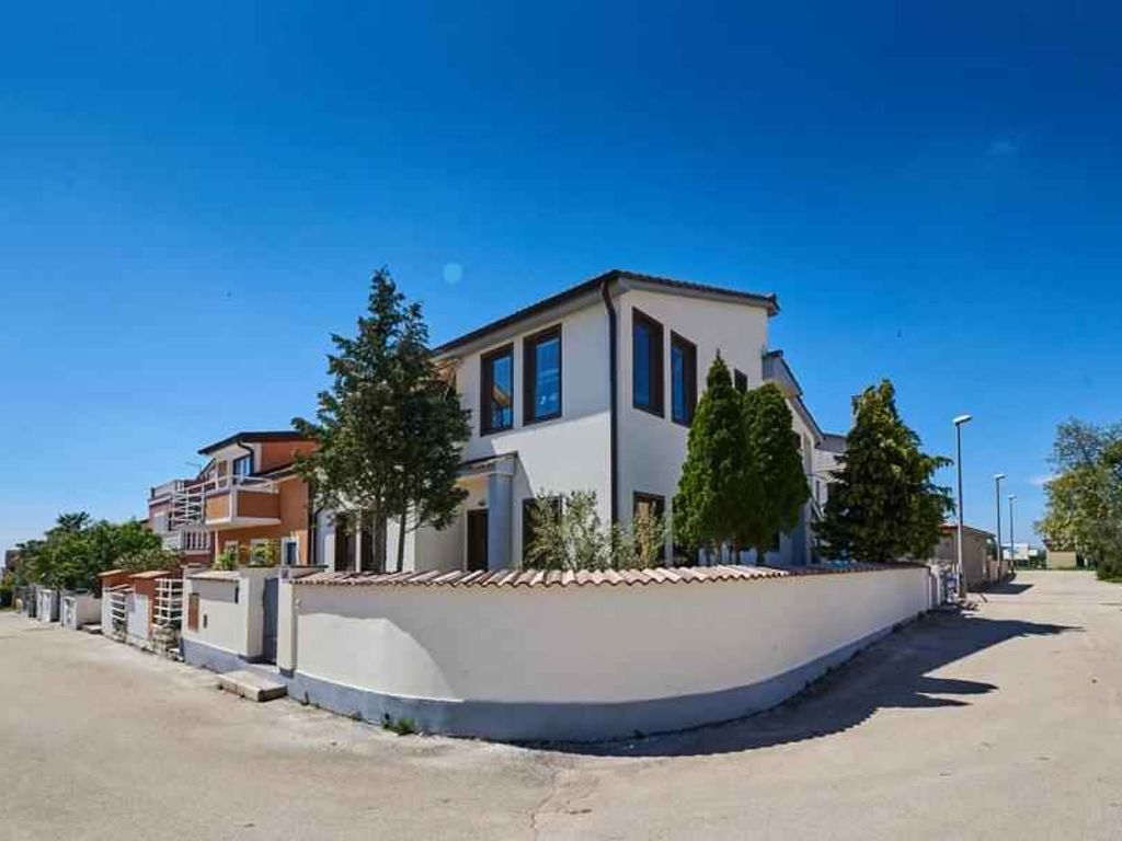Ferienwohnung mit Klimaanlage und Balkon