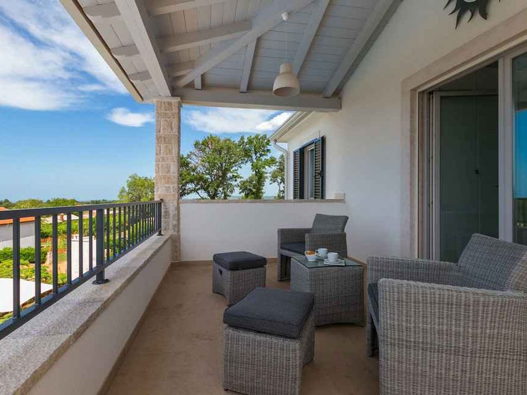 Villa mit Pool und atemberaubendem Blick auf das Mirna Tal