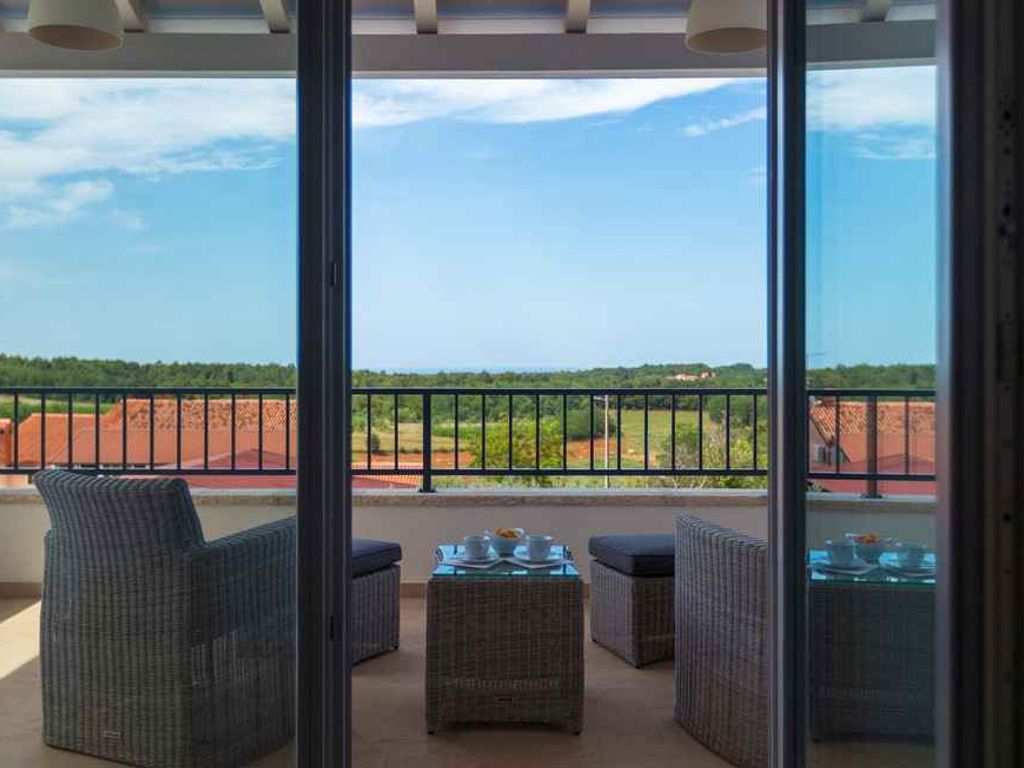 Villa mit Pool und atemberaubendem Blick auf das Mirna Tal
