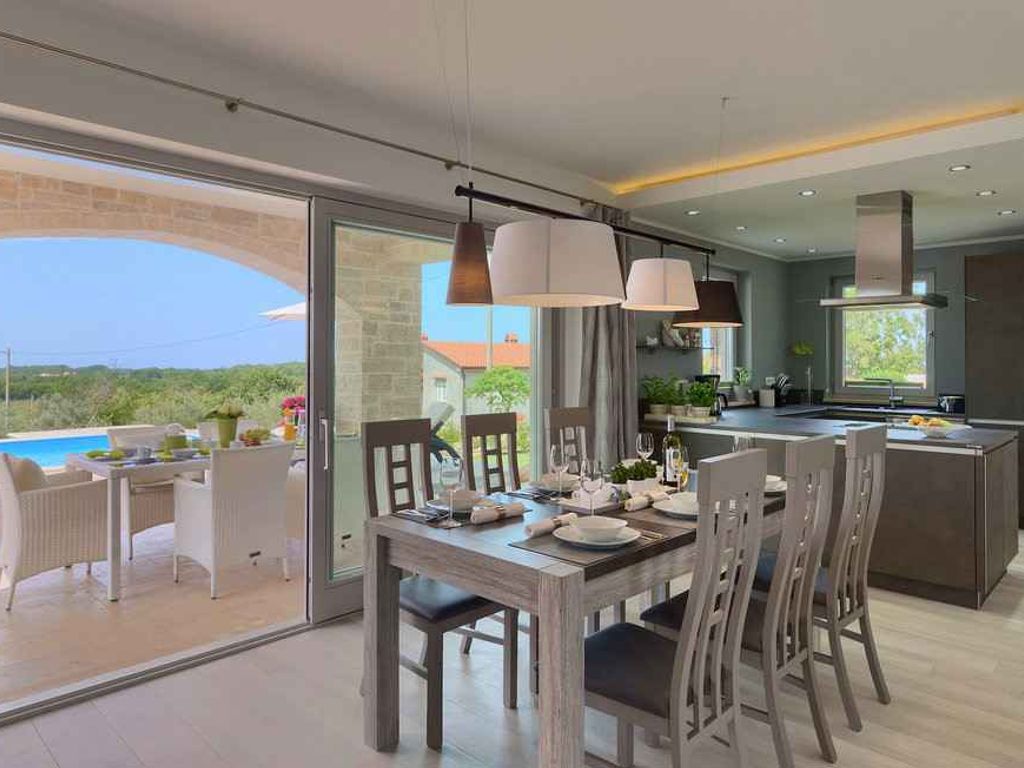 Villa mit Pool und atemberaubendem Blick auf das Mirna Tal