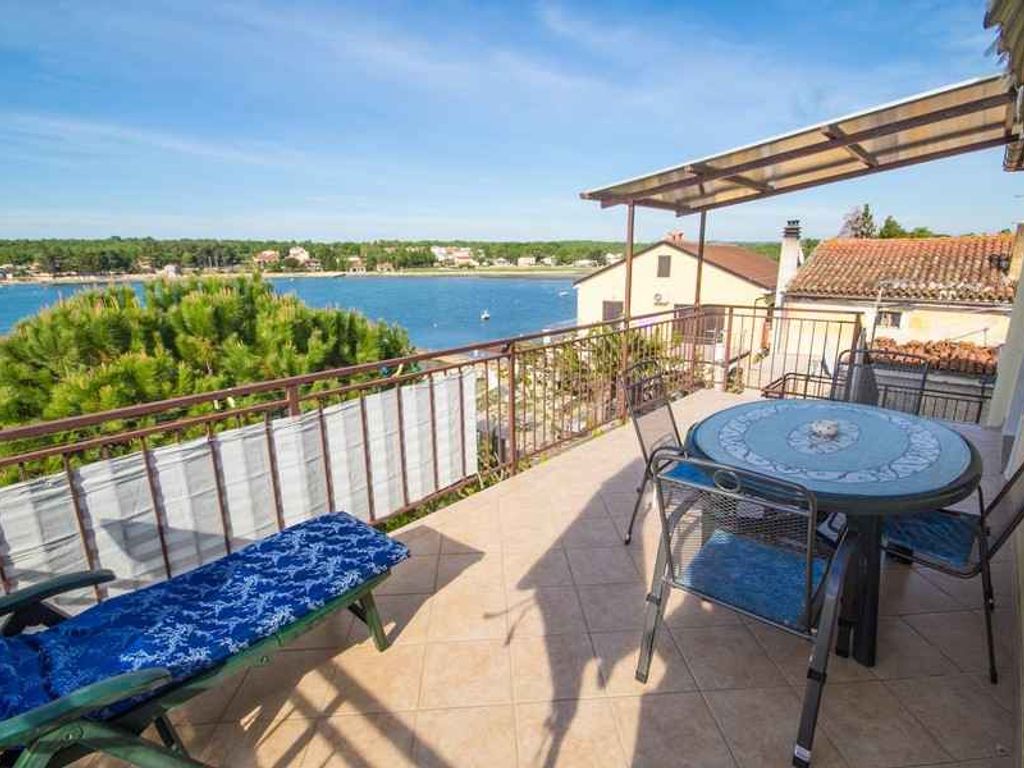 Ferienwohnung Lovely Apartment Bencic with Balcony and sea view