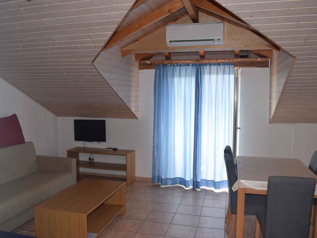 Ferienwohnung mit Gartenmöbeln und Grill