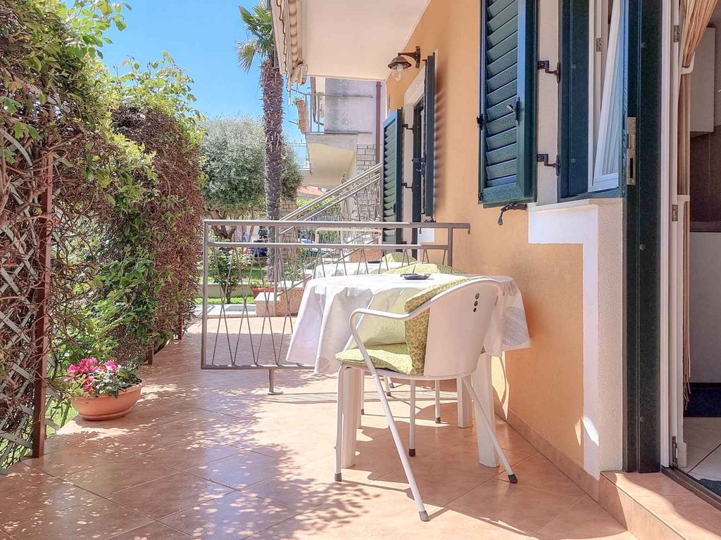 Studio mit Terrasse 100 m vom Strand