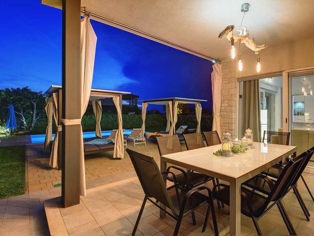 Villa mit Pool und Grill