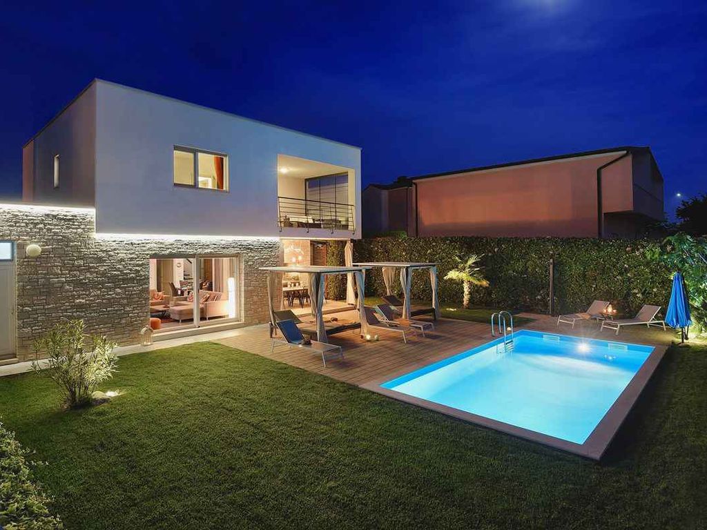 Villa mit Pool und Grill