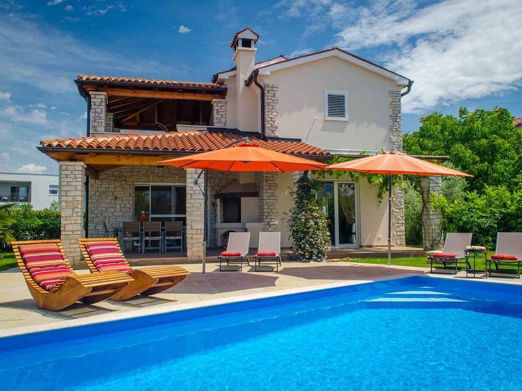 Villa mit Pool und Terrasse