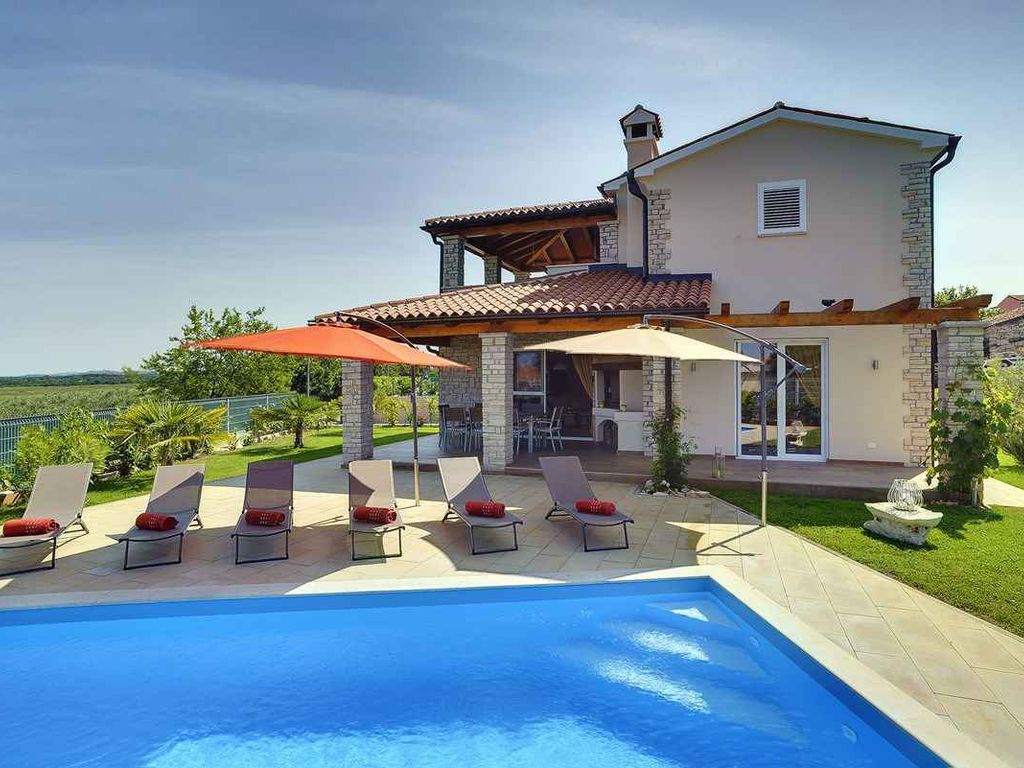 Villa mit Pool und Terrasse