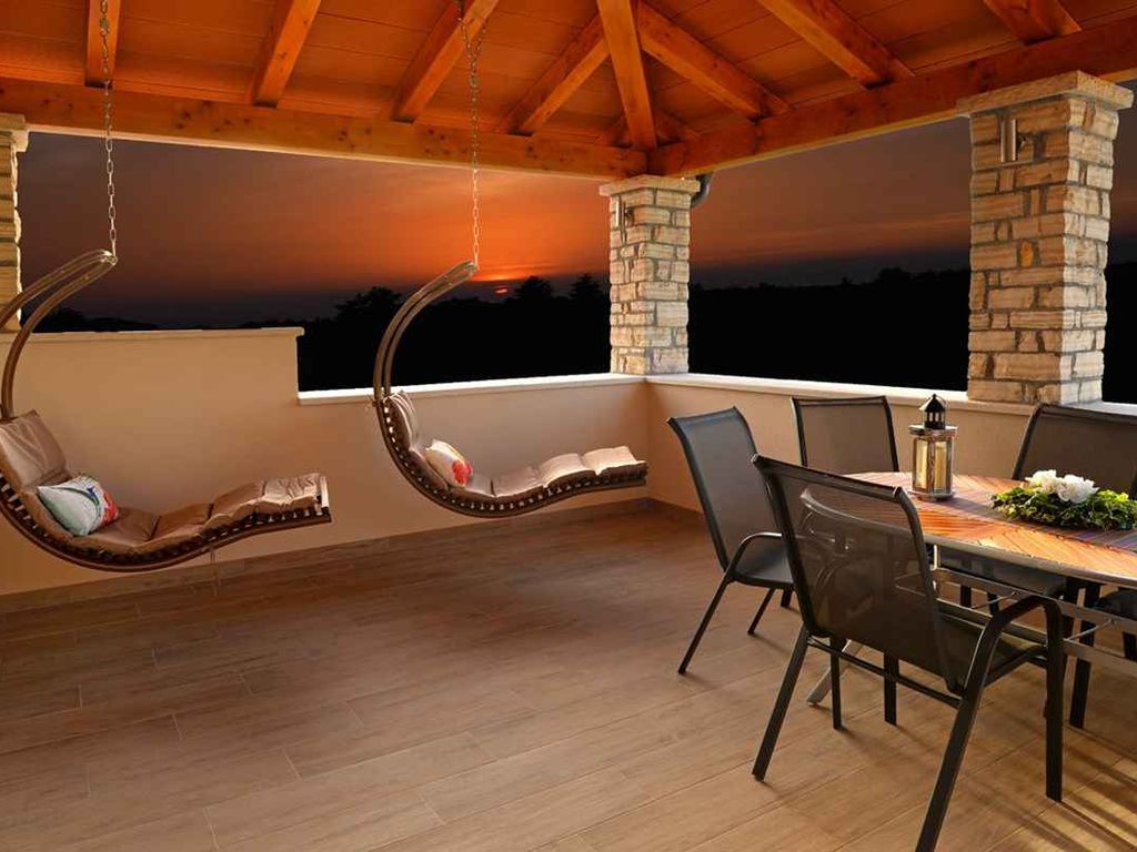 Villa mit Pool und Terrasse