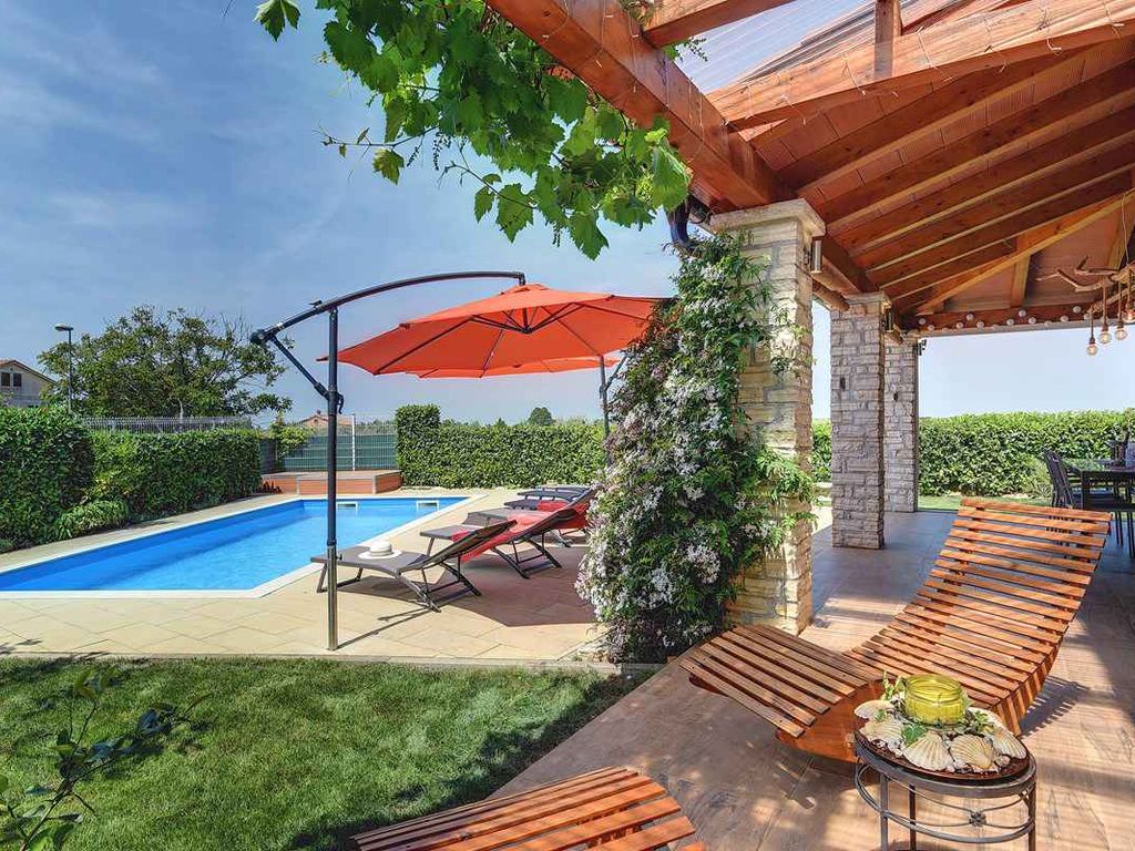 Villa mit Pool und Terrasse