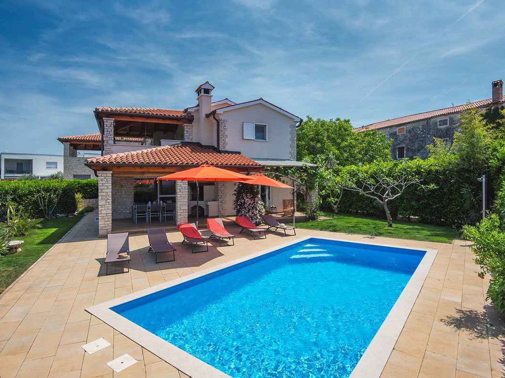 Villa mit Pool und Terrasse