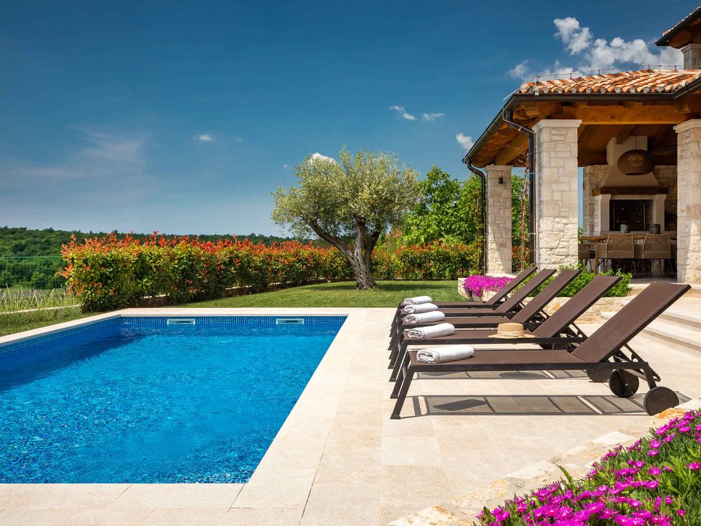 Villa mit Pool und gepflegtem Garten