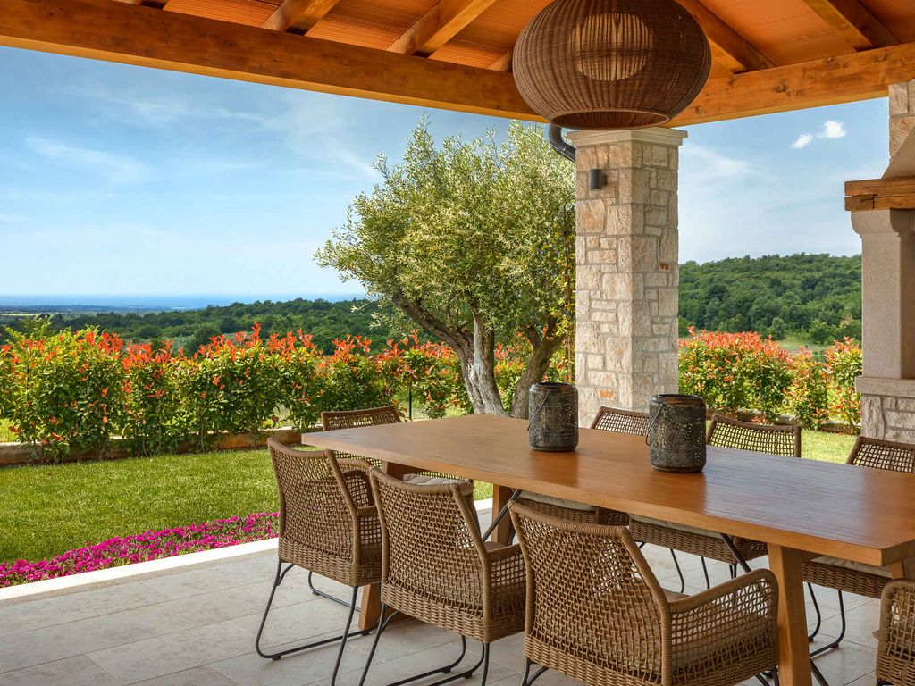 Villa mit Pool und gepflegtem Garten