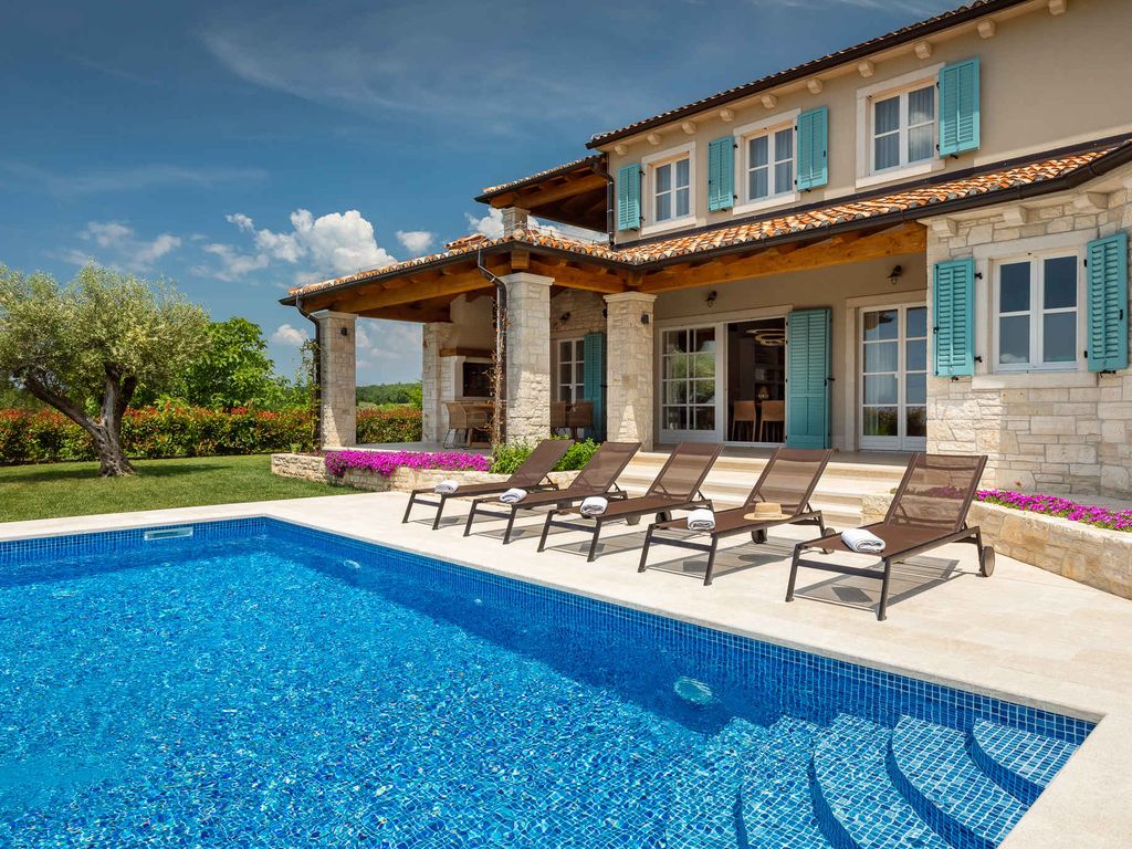 Villa mit Pool und gepflegtem Garten