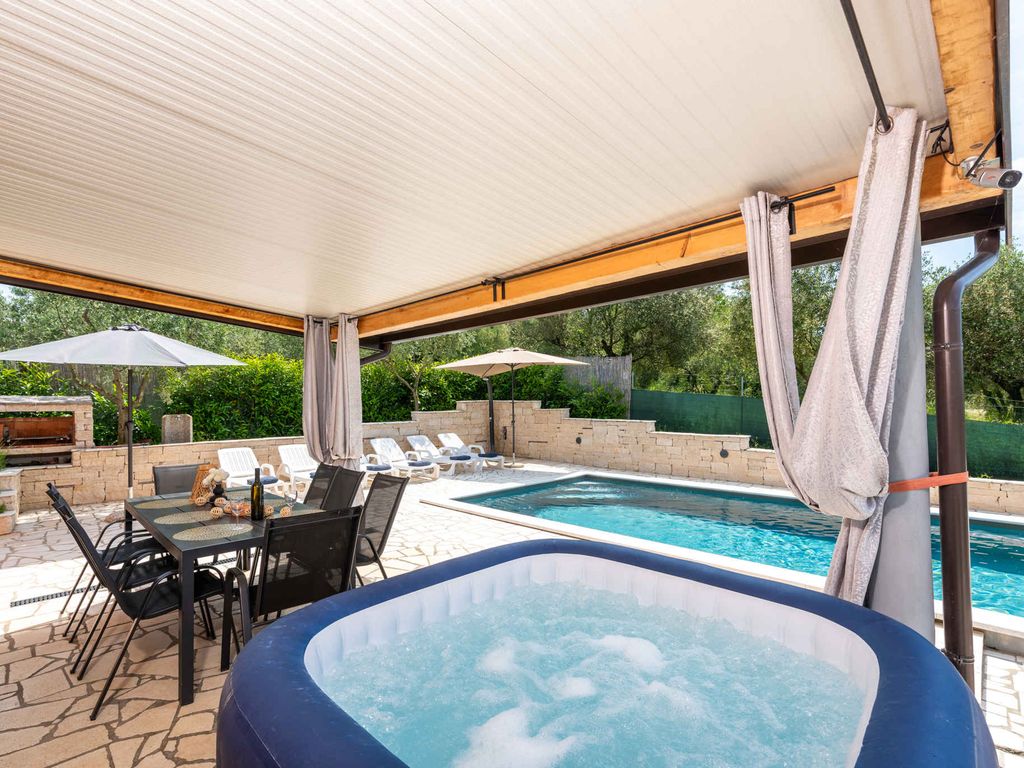 Villa mit großem Pool und Jacuzzi