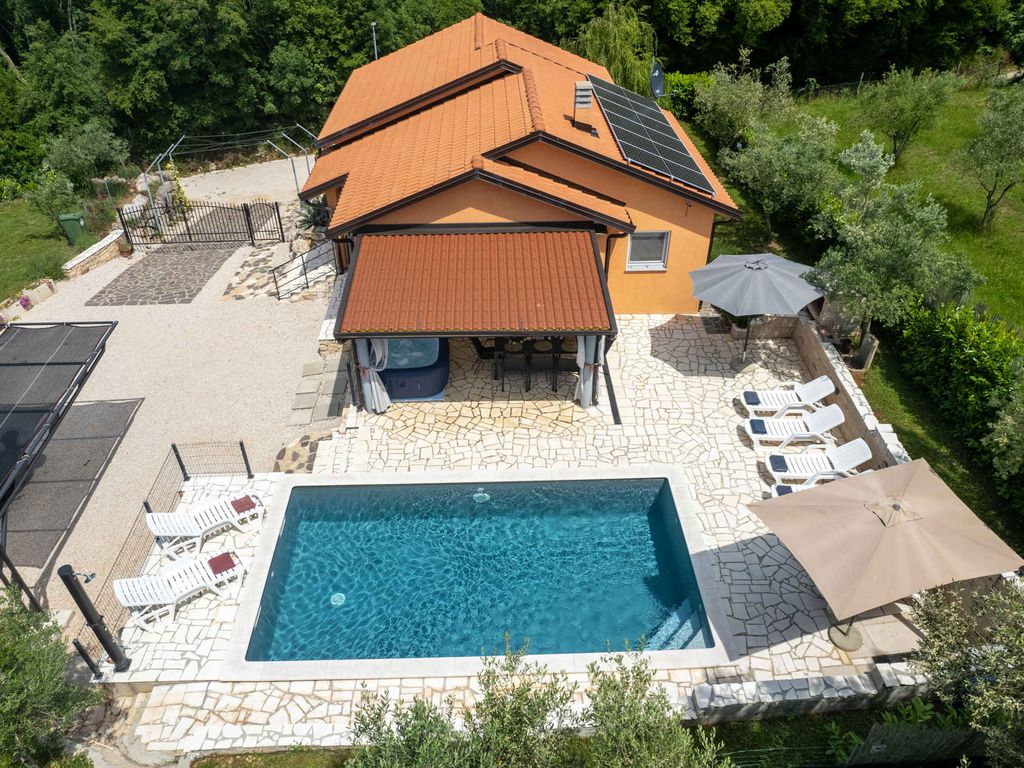 Villa mit großem Pool und Jacuzzi