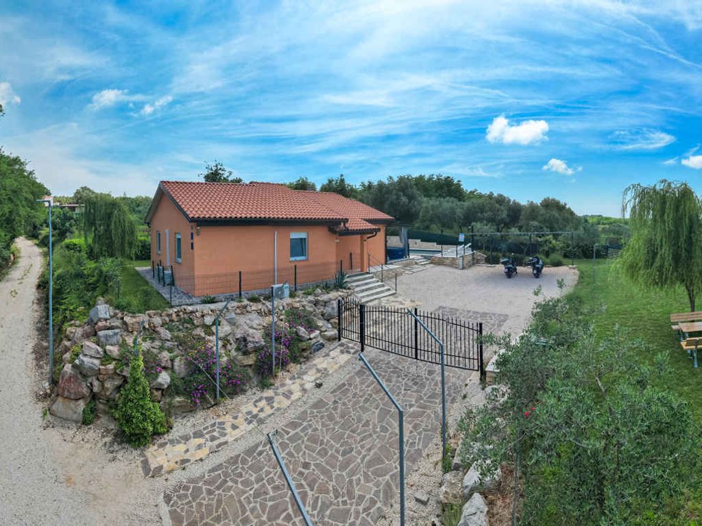 Villa mit großem Pool und Jacuzzi