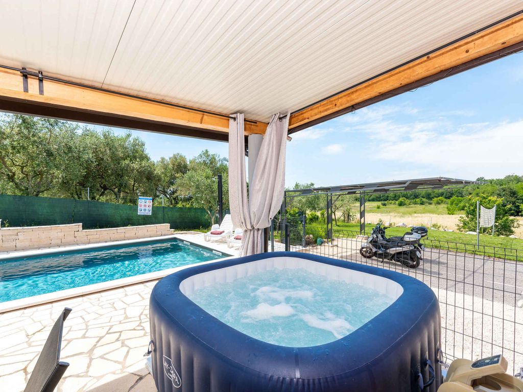 Villa mit großem Pool und Jacuzzi