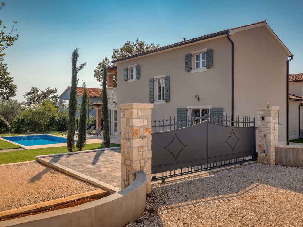 Villa mit Pool und Garten