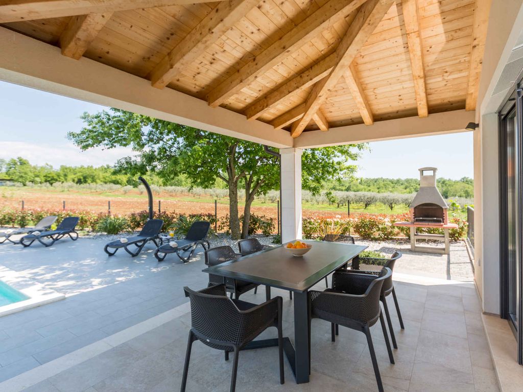 Ferienhaus mit Pool und schöner überdachter Terrasse