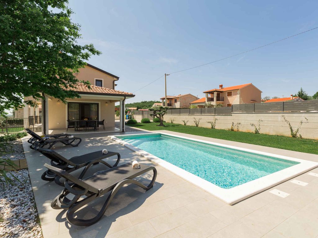 Ferienhaus mit Pool und schöner überdachter Terrasse