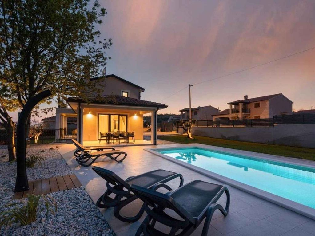 Ferienhaus mit Pool und schöner überdachter Terrasse