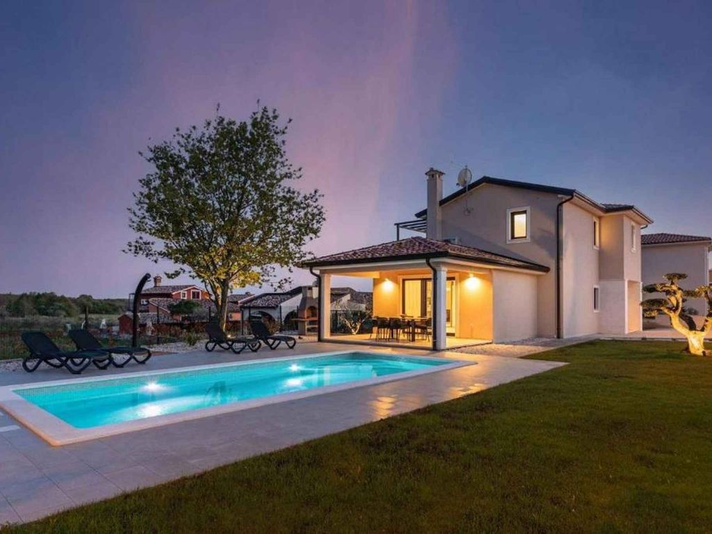Ferienhaus mit Pool und schöner überdachter Terrasse
